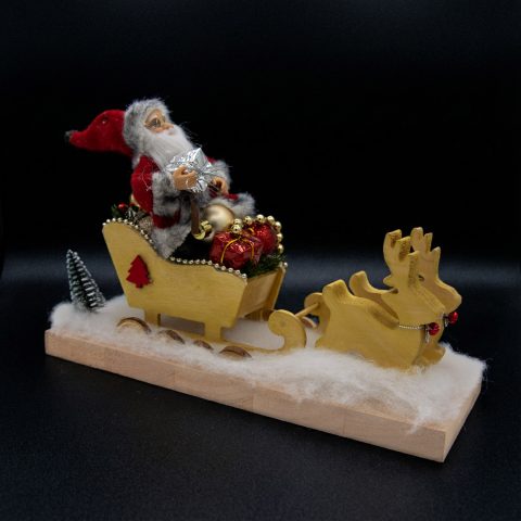 Décoration en bois d'un père Noël sur traineau
