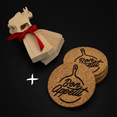 Pack accessoires raclette avec spatules animaux en bois et supports poêlon en liège